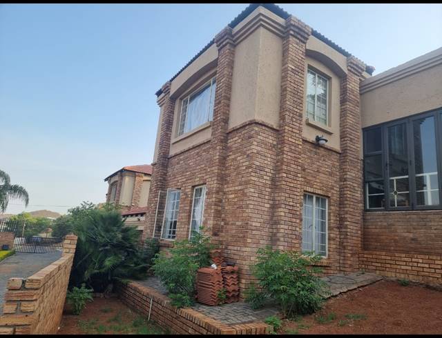 3 BEDROOM TOWNHOUSE FOR SALE IN SAFARI GARDENS
